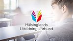 Logotyp, i bakgrunden en elev i klassrum